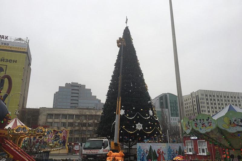 На Театральной площади Краснодара начали демонтаж новогодней елки