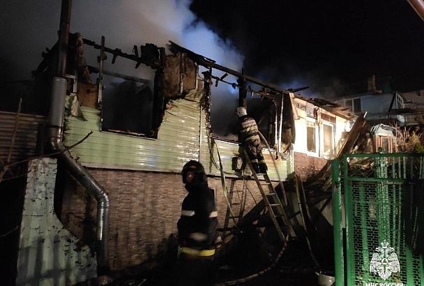 Три человека погибли при пожаре в частном доме в Туапсе