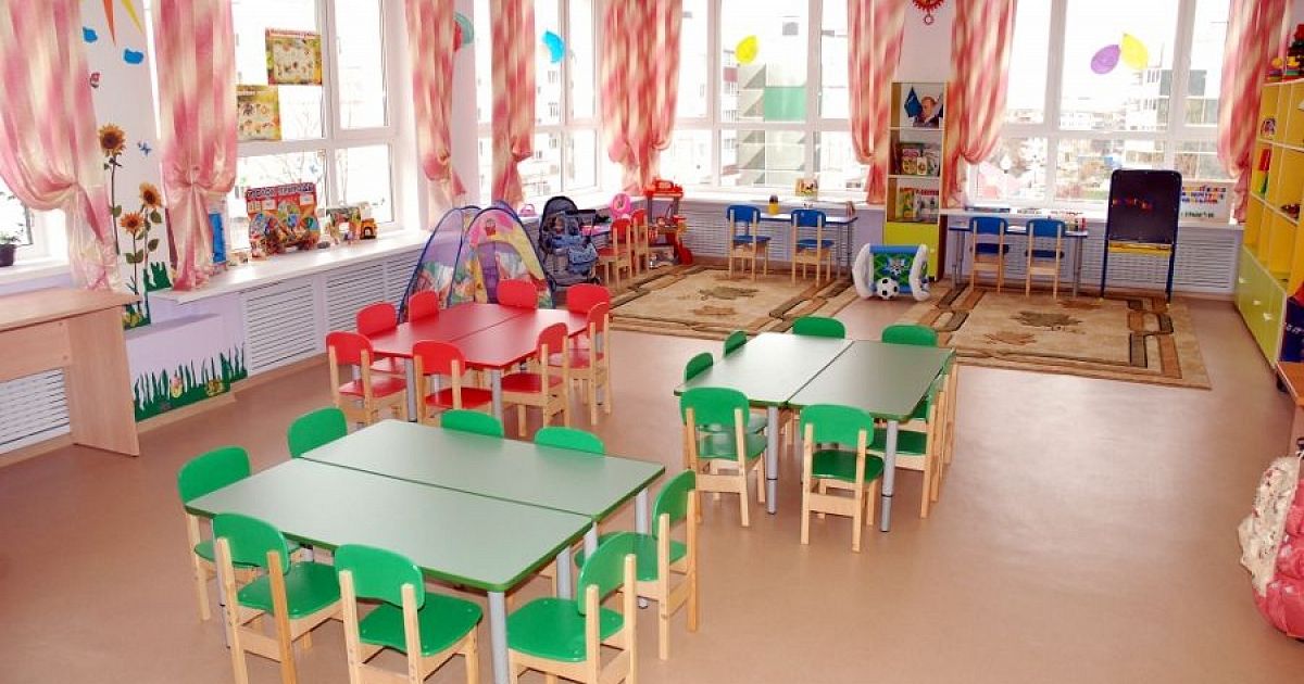 Новая группа детского сада. Детский сад 3 Биробиджан. Группа детского сада. Расстановка мебели в детском саду. Групповая комната в детском саду.