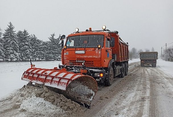 Дорожные службы Краснодарского края круглосуточно ликвидируют последствия снегопада