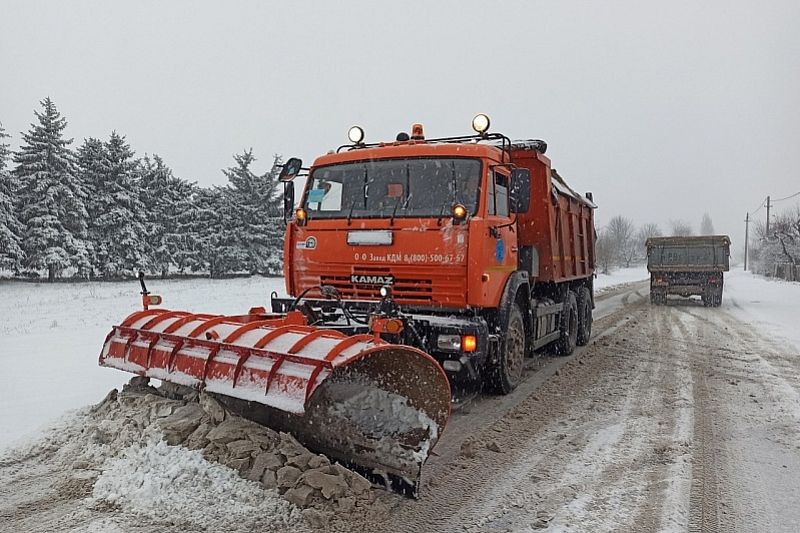 Дорожные службы Краснодарского края круглосуточно ликвидируют последствия снегопада