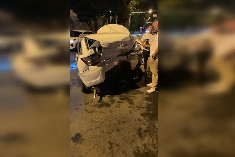 «Мерседес» столкнулся с двумя автомобилями и врезался в металлическое ограждение в Краснодаре