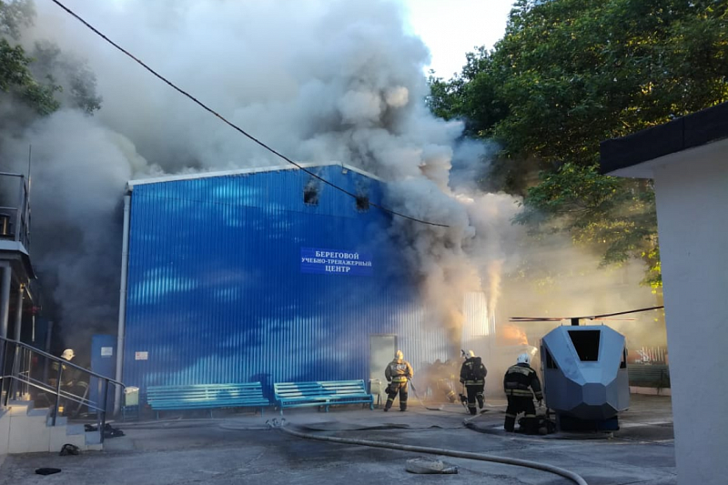 Причиной крупного пожара на территории Морского университета в Новороссийске стало короткое замыкание