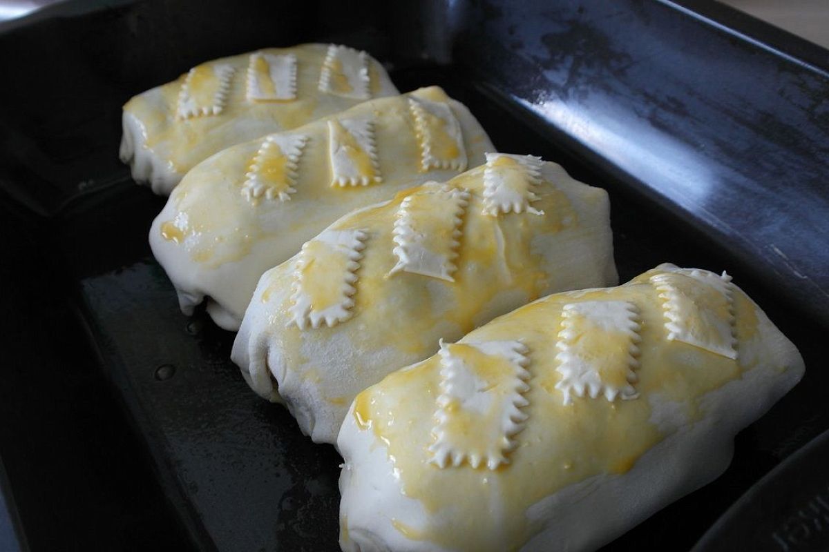 Самый быстрый и «ленивый» способ приготовить целую партию пирожков с яблочной начинкой. Подсказка- используйте готовое слоеное тесто!