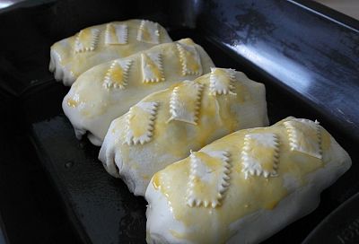 Самый быстрый и «ленивый» способ приготовить целую партию пирожков с яблочной начинкой. Подсказка- используйте готовое слоеное тесто!