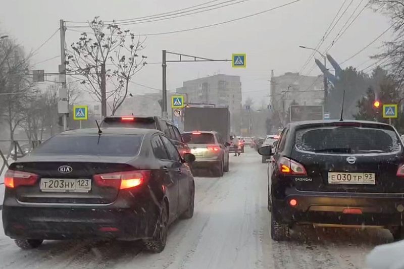 Снег в Краснодаре: утром 7 февраля город застрял в 9-балльных пробках