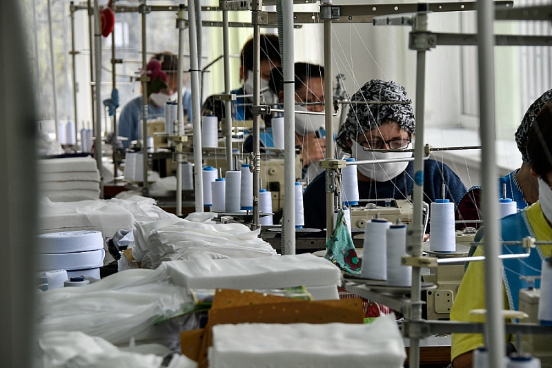 В Краснодарском крае 16 предприятий перепрофилировались на производство защитных масок