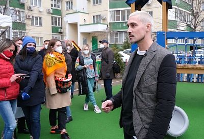 Дима Билан открыл в Краснодаре детскую площадку из переработанного пластика
