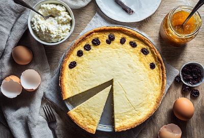 Замешиваю песочное тесто, кладу творожную начинку с вареньем — и через 20 минут в духовке пирог пахнет ванилью на весь дом