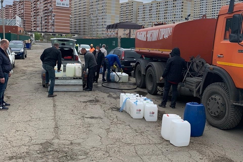 В Краснодаре управляющим компаниям передали 10 тонн дезинфицирующего средства для обработки подъездов