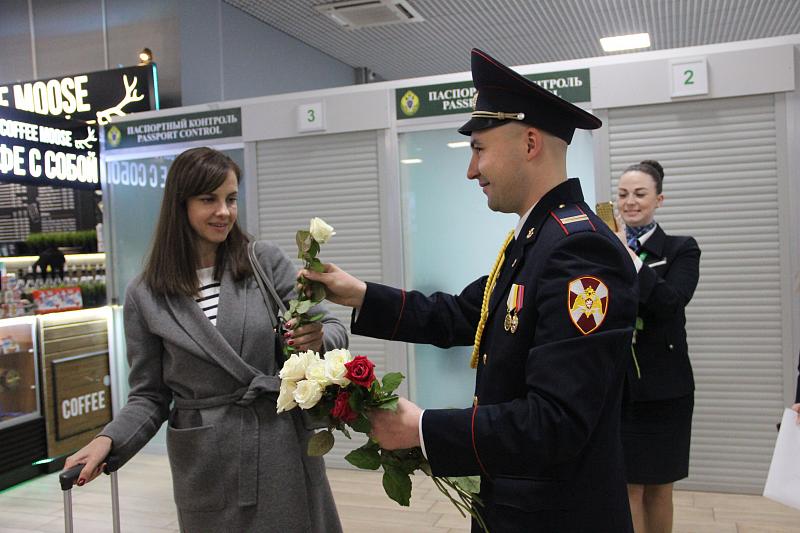 В Краснодаре сотрудники Росгвардии с музыкой поздравили пассажирок аэропорта с 8 Марта (видео)