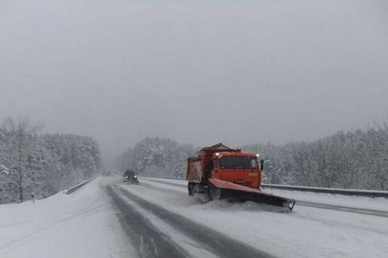 В Туапсинском районе перевалы и дороги расчищают от снега и наледи