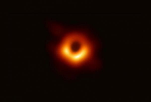 Исследователи впервые показали фотографию черной дыры 