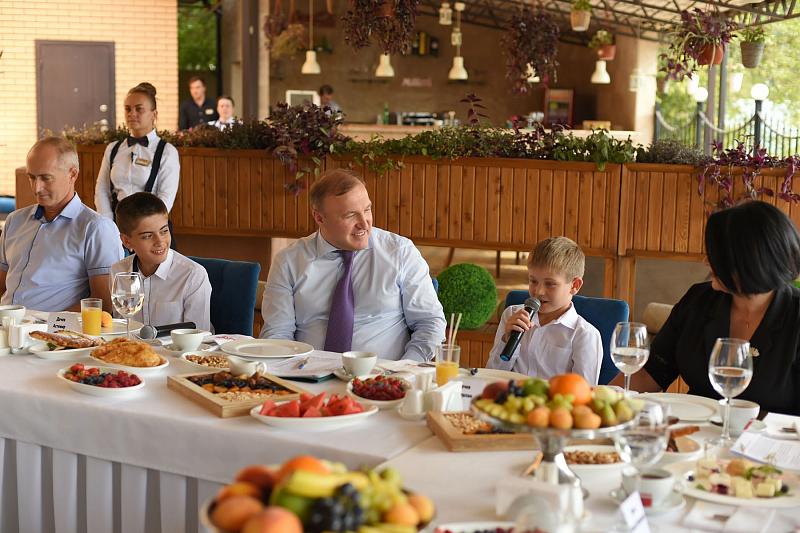 Глава Адыгеи встретился с победителями и участниками Всероссийского конкурса «Семья года»