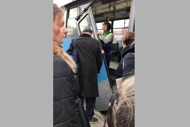 В Краснодаре у трамвая на ходу отвалилась дверь