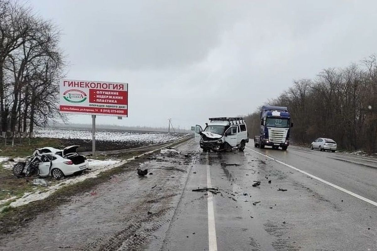 В Краснодарском крае в жестком ДТП на встречке погибли два человека