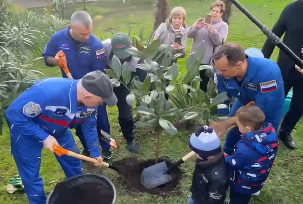 Космонавты Артемьев, Матвеев и Корсаков посадили магнолию в парке Сочи