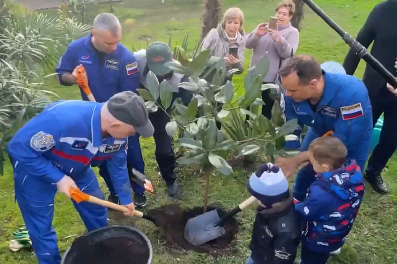 Космонавты Артемьев, Матвеев и Корсаков посадили магнолию в парке Сочи