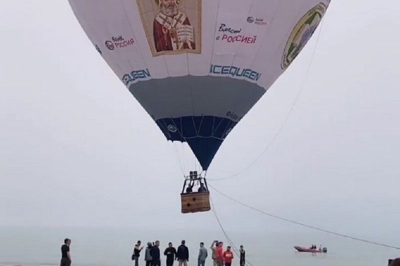 Игорь Бутман сыграл на саксофоне гимн России в корзине воздушного шара над Анапой