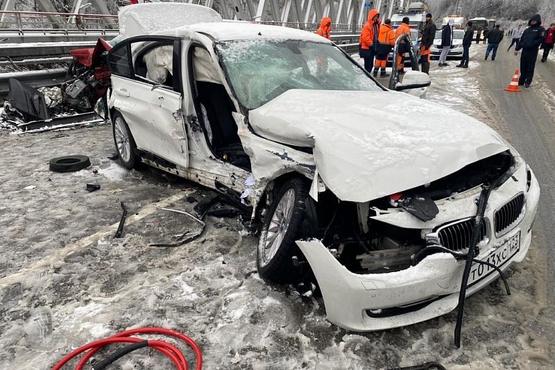 В лобовом ДТП на заснеженное дороге пострадали водители BMW и Renault