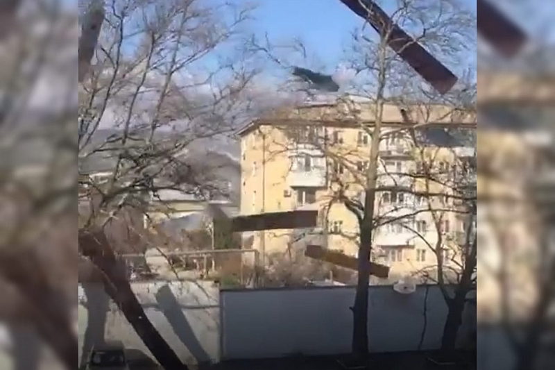 В Новороссийске порывом ветра сорвало металлопрофиль с крыши многоэтажки. Повреждено 5 автомобилей
