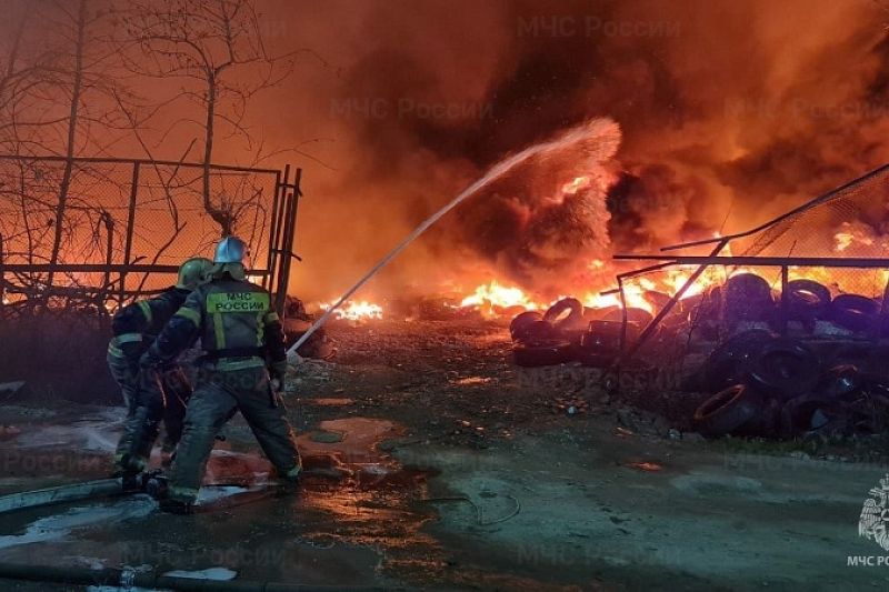 Почти сто человек и три десятка единиц техники боролись с горящими покрышками в Краснодаре