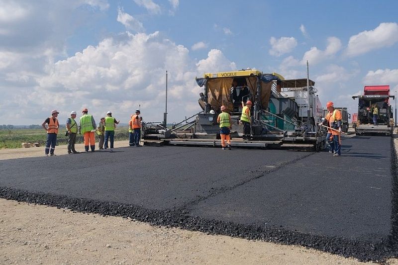 Первые метры асфальта: на Кубани начали строить скоростную трассу к Крымскому мосту