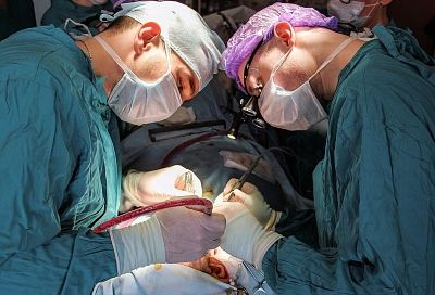 Кубанские хирурги провели редкую операцию и восстановили 32-летней пациентке челюсть из кости ноги