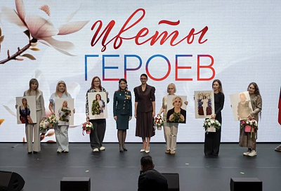 «Цветы героев»: фотовыставка о вдовах участников СВО открылась в Геленджике