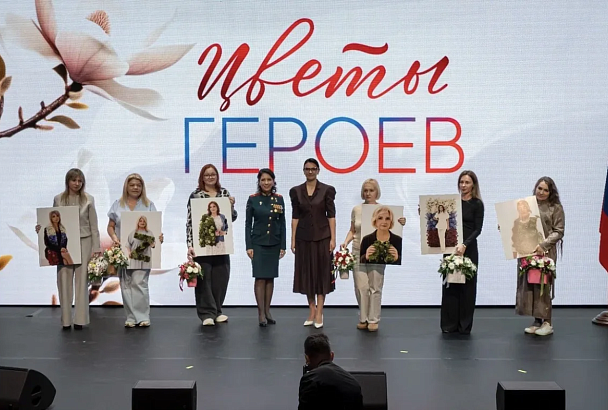 «Цветы героев»: фотовыставка о вдовах участников СВО открылась в Геленджике