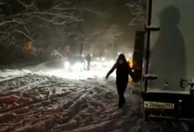 Ночной снегопад парализовал движение на дорогах Сочи