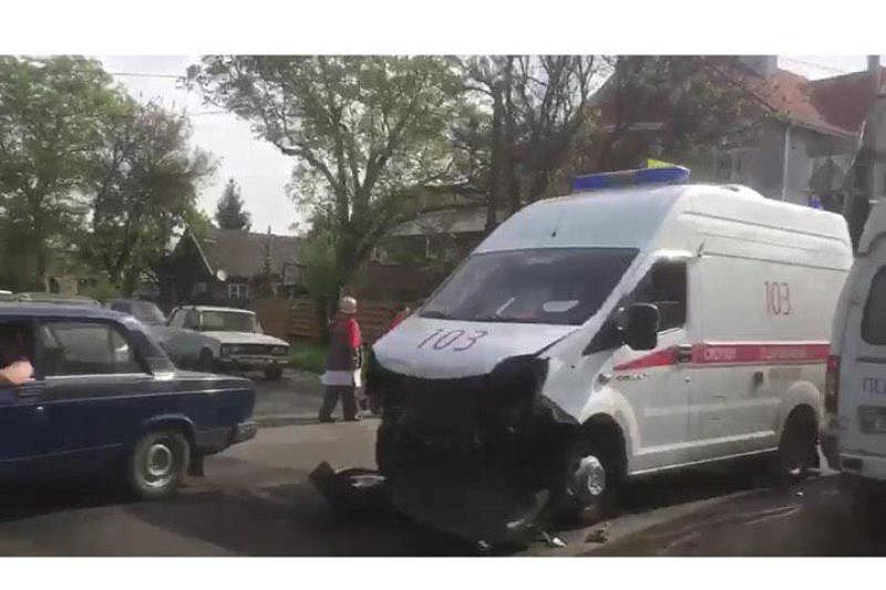 В центре Краснодара столкнулись карета «скорой помощи» и BMW