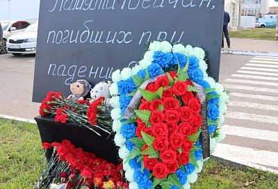 Цветы и мягкие игрушки: в Ейске вспоминают погибших при крушении истребителя Су-34