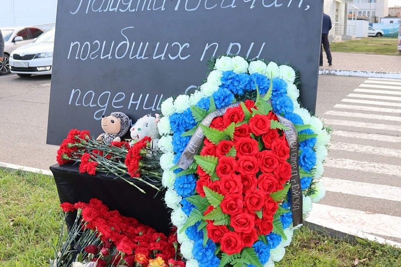 Цветы и мягкие игрушки: в Ейске вспоминают погибших при крушении истребителя Су-34