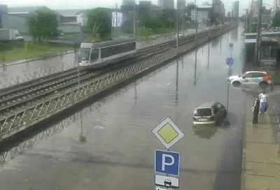 Проезд закрыт. В Краснодаре после ливня затопило улицу Московскую