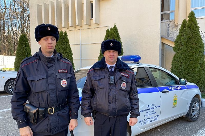 В Новороссийске полицейские помогли потушить горящую лоджию в квартире