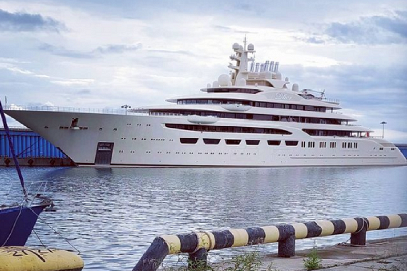 Яхта российского миллиардера стоимостью 600 млн долларов пришвартовалась в морпорту Сочи