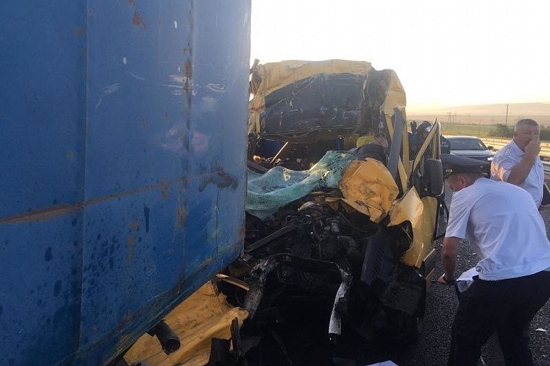 Жители нескольких регионов находились в ехавшем из Краснодара микроавтобусе, который попал в ДТП в Крыму 