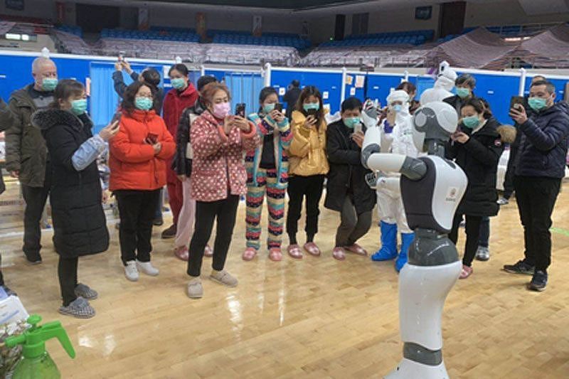 Роботы помогают лечить больных коронавирусом в китайской больнице