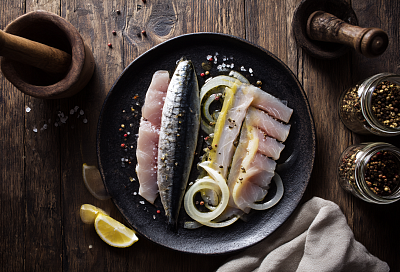 Малосольная скумбрия с луком за сутки