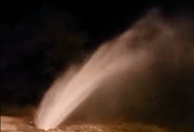 Мощный фонтан вырвался из-под земли в Сочи: авария на сети оставила без воды несколько многоэтажек