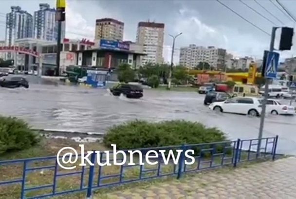 В Новороссийске из-за сильного дождя затопило улицы