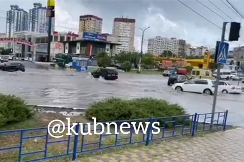В Новороссийске из-за сильного дождя затопило улицы
