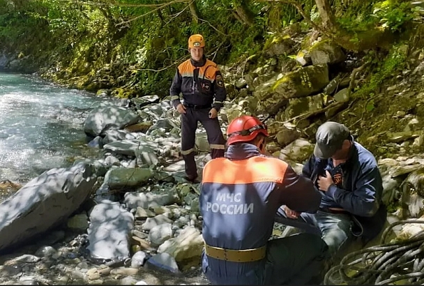 В Сочи спасатели помогли мужчине, упавшему в русло реки Агва