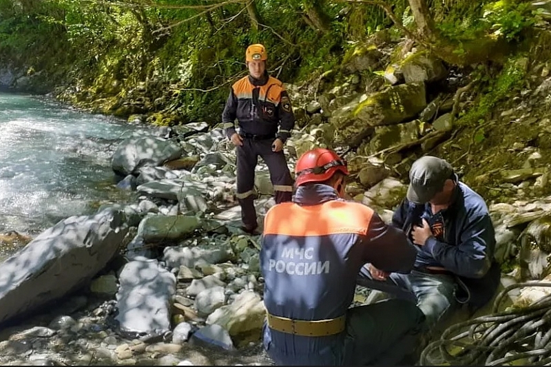 В Сочи спасатели помогли мужчине, упавшему в русло реки Агва