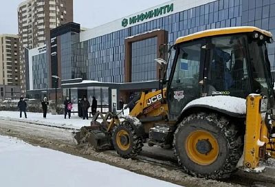 На расчистку дорог Краснодара от снега и наледи 17 января вышли 85 спецмашин