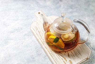 Можно ли пить горячий чай в жару? Врач рекомендует
