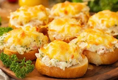 Горячие бутерброды с крабовыми палочками: нежные и хрустящие за 15 минут - ваши дети уже пищат от восторга