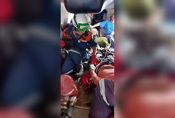 В Адыгее спасатели на вертолете эвакуировали с Княжеских полян туристку с кровотечением