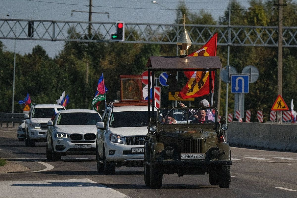 Возле каждого поклонного креста был отслужен молебен.